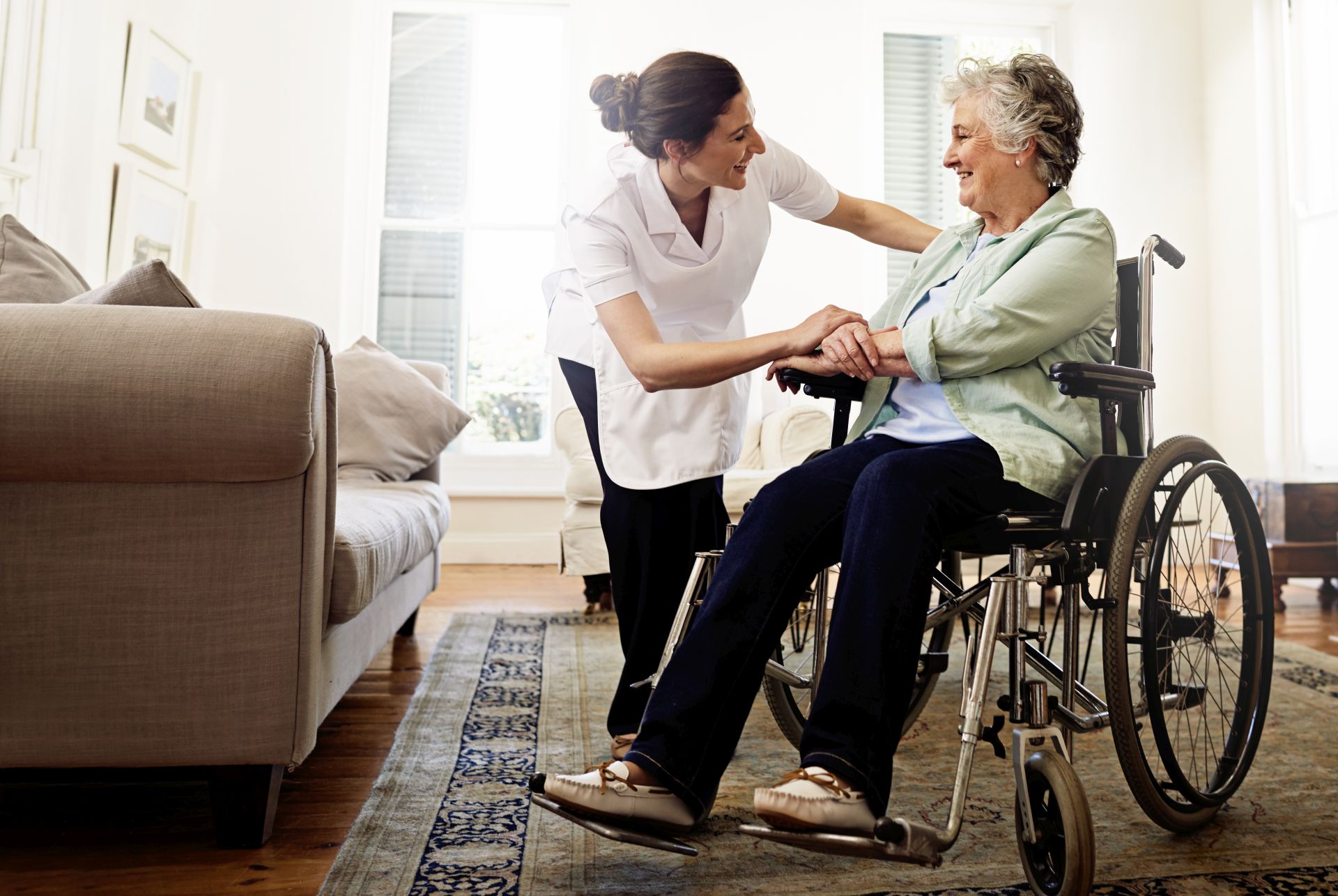 Pflegedienst Frankfurt mit Pflegekraft bei Seniorin