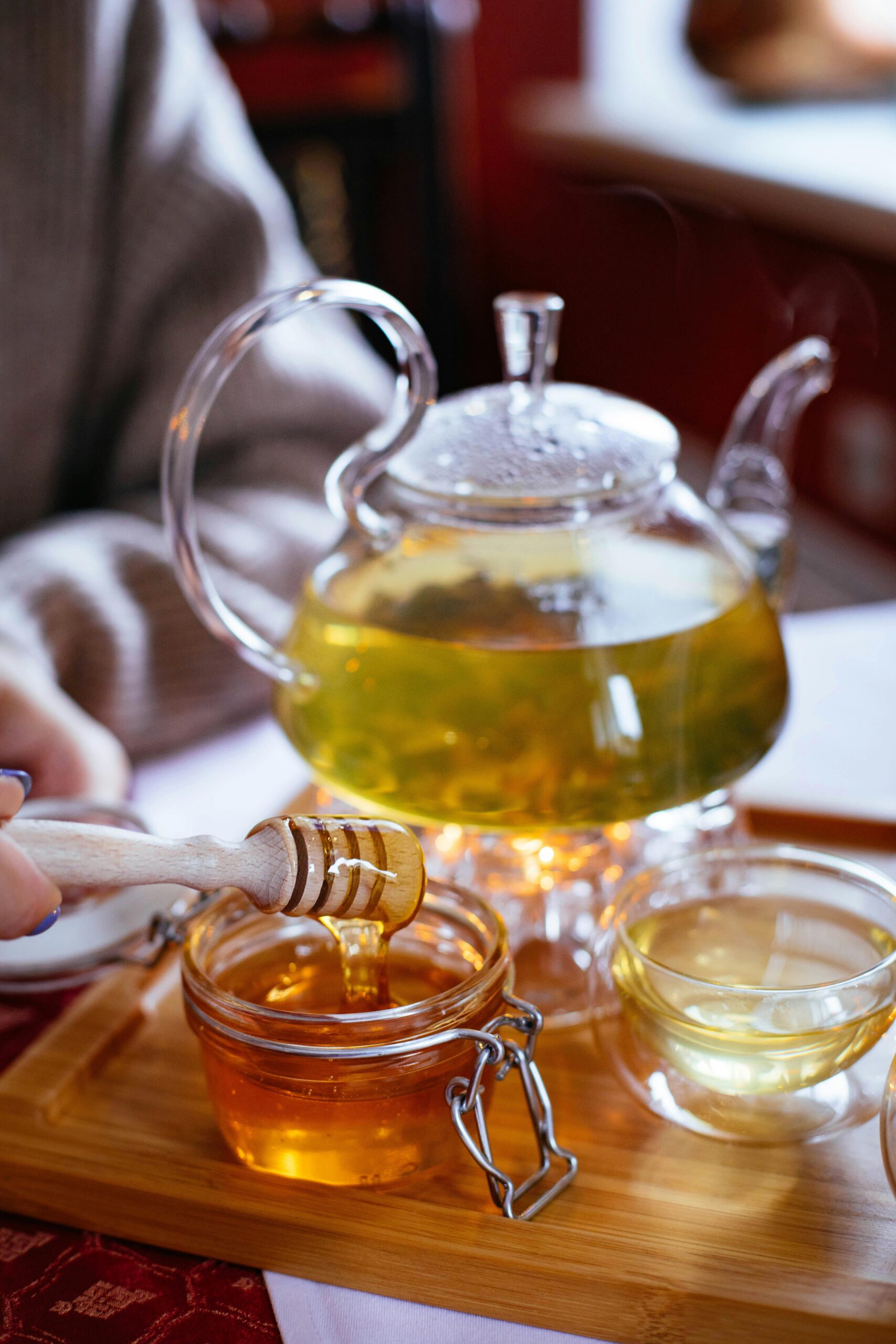 Zum Tee oder als Nahrungsergänzungsmittel: Manuka Honig kaufen und von den Gesundheitseffekten profitieren