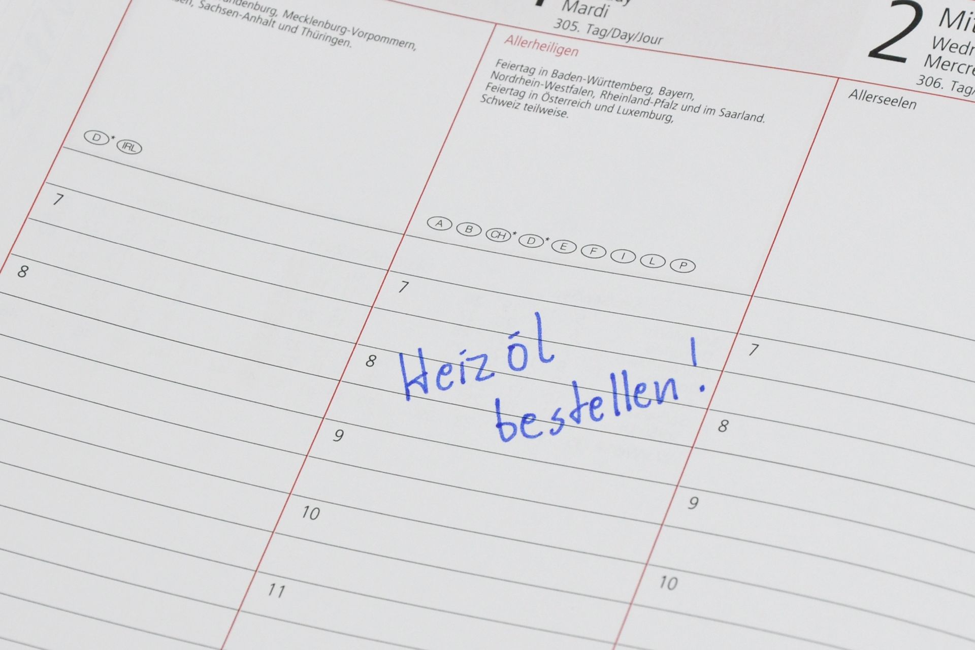 Ein Kalender mit der Notiz Heizöl bestellen. Rechtzeitiges Heizöl kaufen, um Energie effizient zu nutzen und Kosten zu senken.