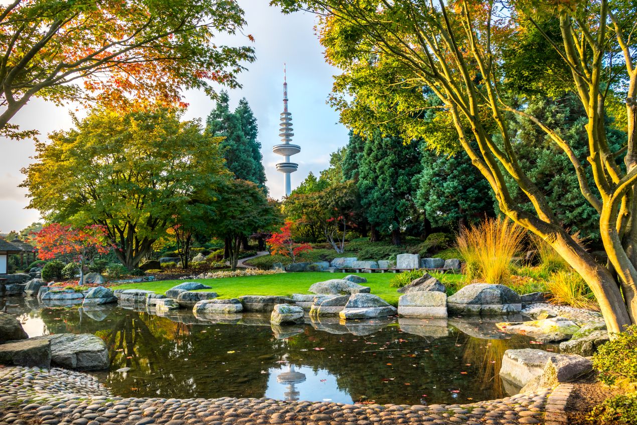klassenfahrt hamburg planten un blomen japanischer garten mit fernsehturm ruheinsel fuer schulklassen im stadtzentrum