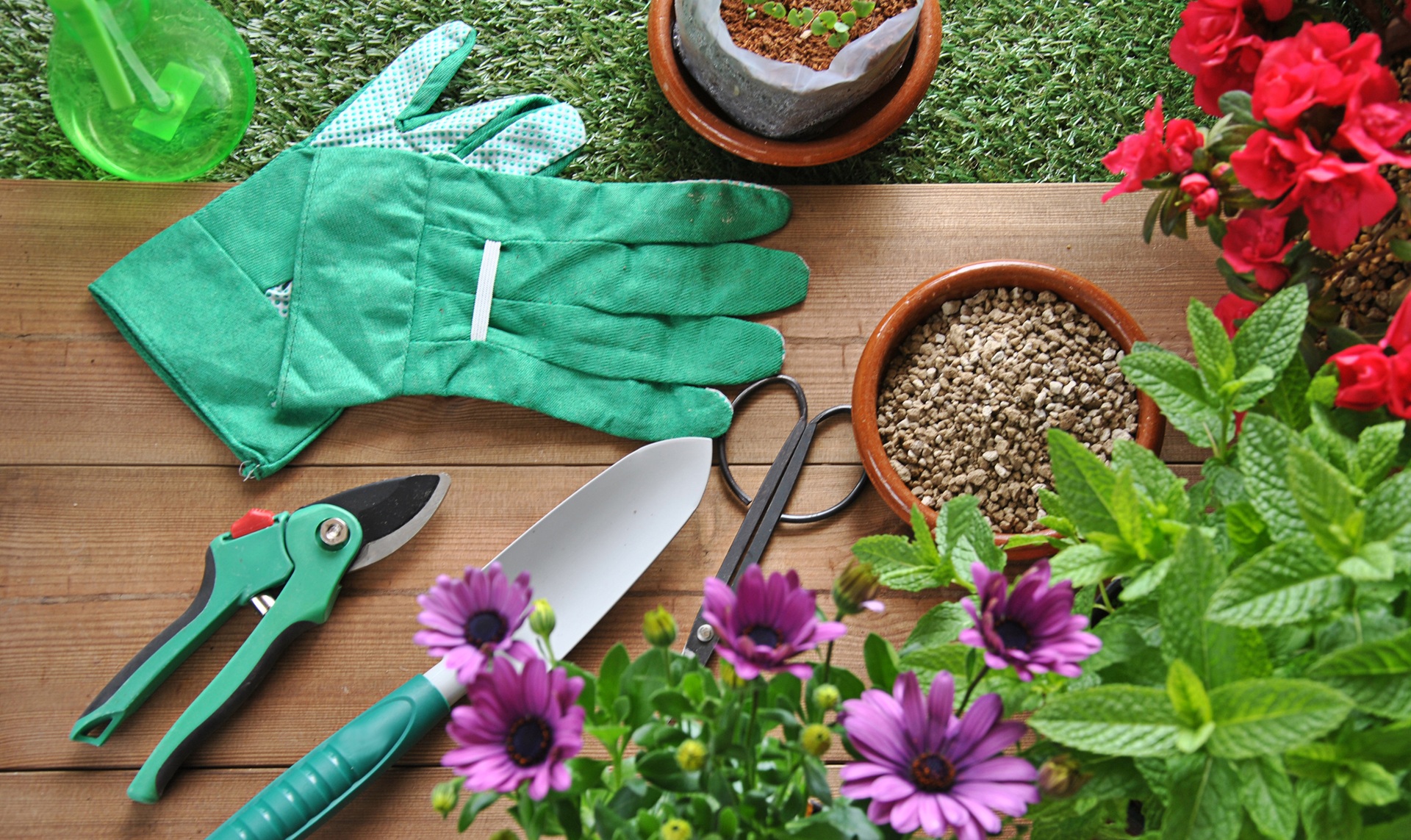 Gartenwerkzeuge und Frühjahrsbepflanzung | Gartendeko Rost  
