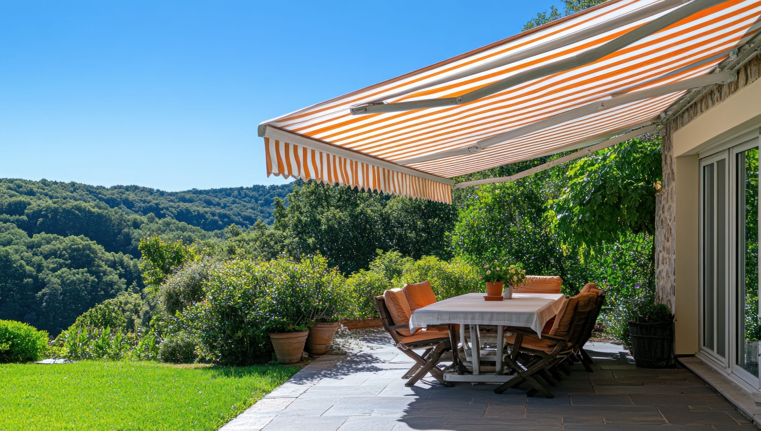 Sonnenschutz Markisen überspannen eine moderne Terrasse mit Panoramablick und Essbereich im Freien