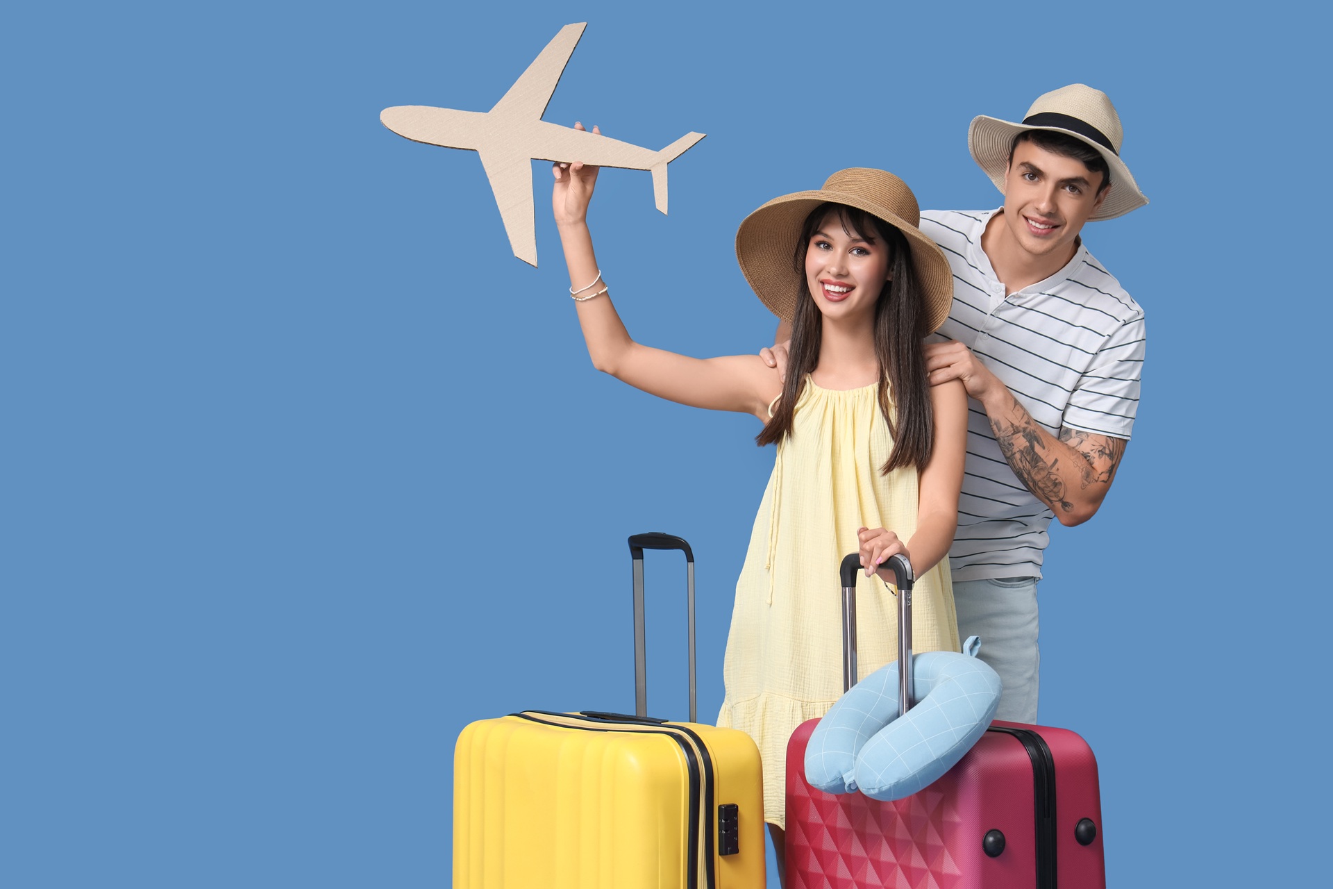 Urlaubspaar mit Koffern und Papierflugzeug | Strand Aktivitäten