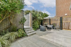 Mehr über den Artikel erfahren Vom Gartenhaus bis zur Überdachung: So planst du richtig
