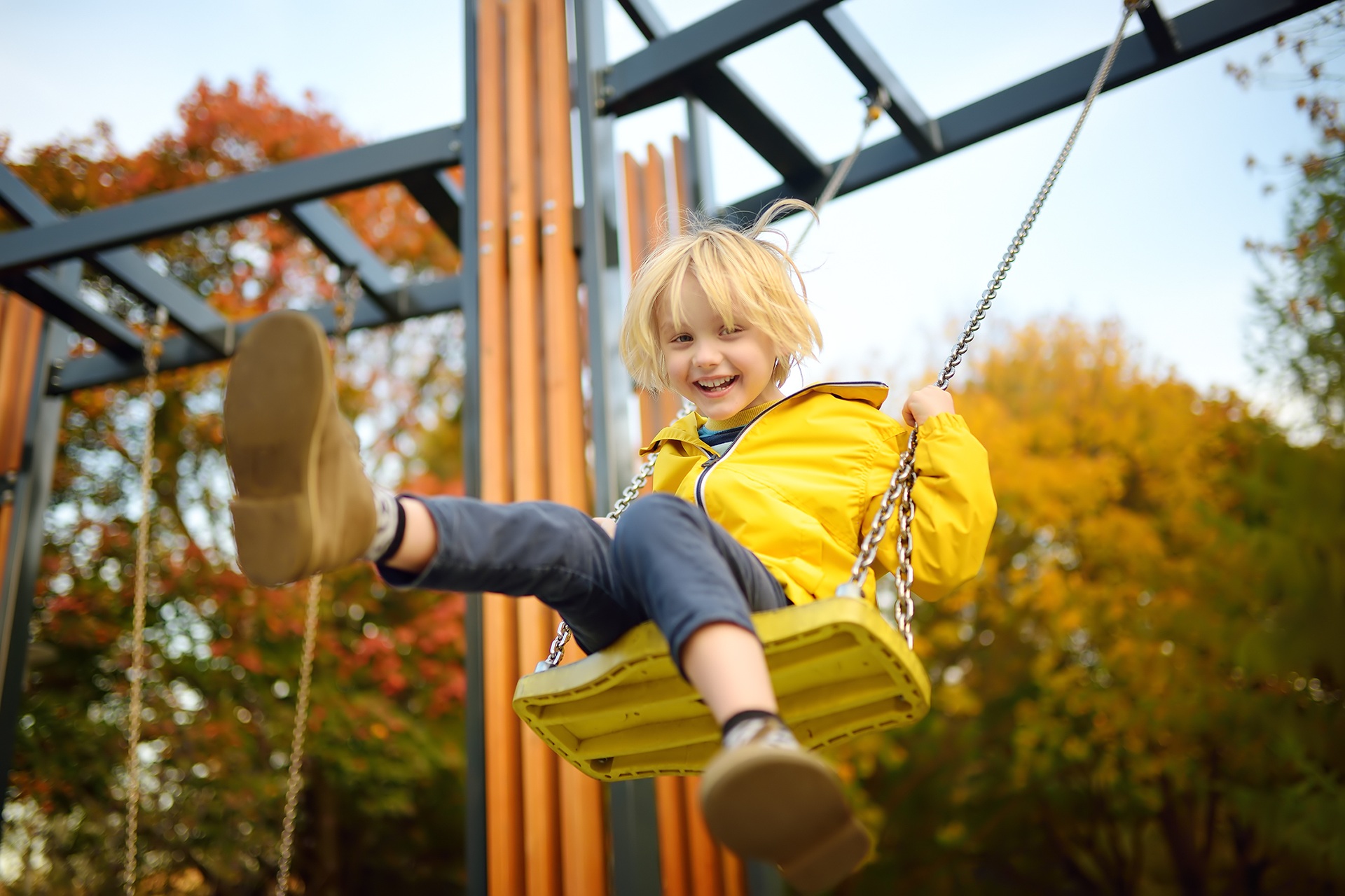 Kind schaukelt mit Freude im Park | Spielplatzgeräte