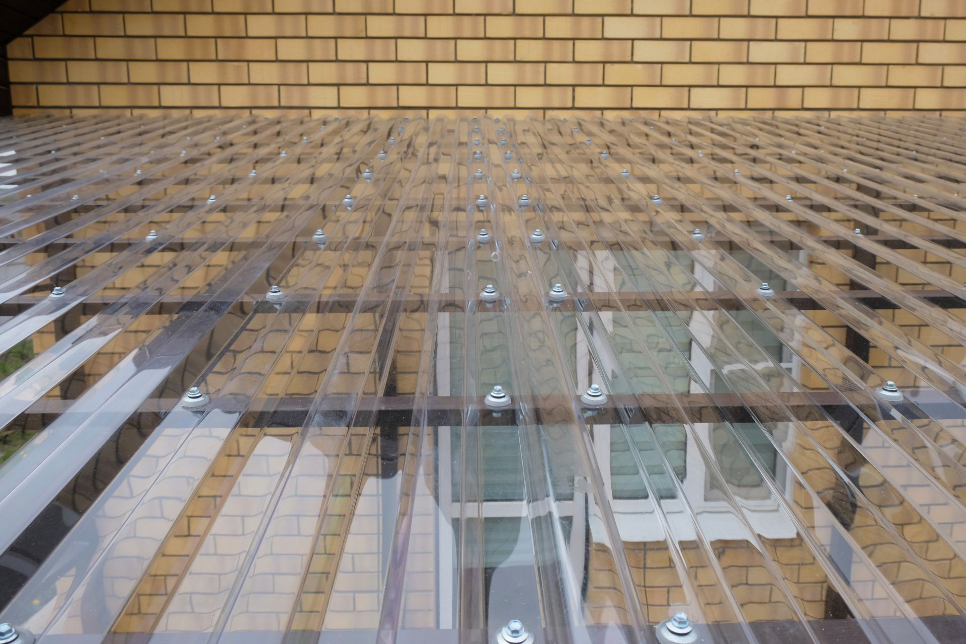 Transparent montierte Doppelstegplatten auf einer Dachkonstruktion aus Holz – wetterfeste Überdachung